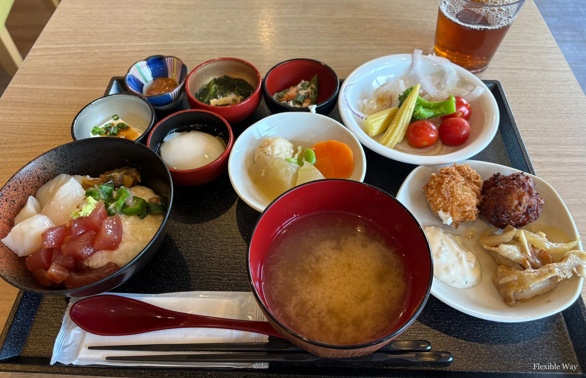 お盆に並ぶ、小鉢や複数の皿に取り分けた朝食。