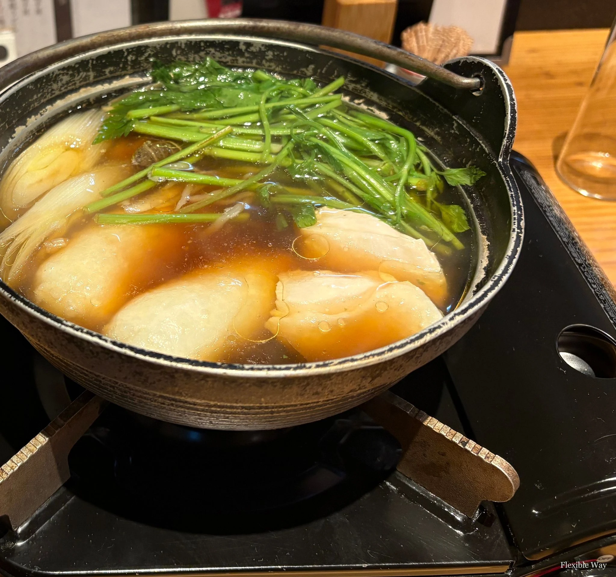 卓上の鍋に入ったきりたんぽと野菜。